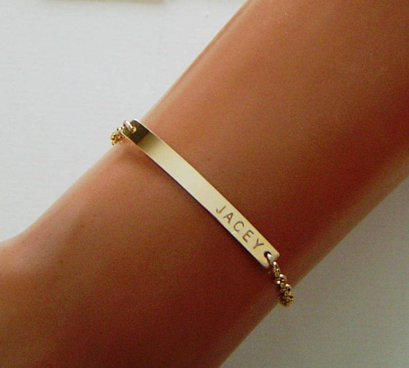 Gold Bar Armband, Mutter Armband Benutzerdefinierte Namen Kinder Personalisieren Initiale Namensschild Monogramm Muttertag von PersonalandDesign