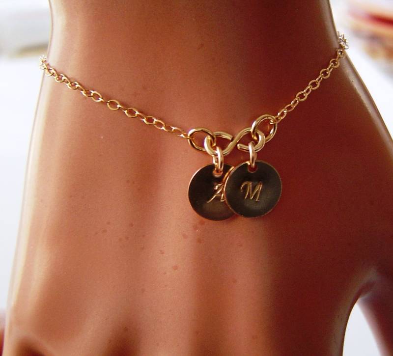 Gold Disc Armband, Gold Infinity Armband, Initial Monogramm Personalisiertes Armband Beste Freundin Frau Brautjungfern Schmuck von PersonalandDesign