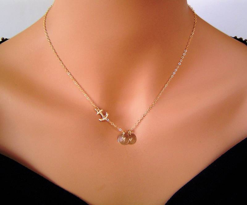 Gold Disc Halskette, Anker Halskette, Initiale Monogramm Disc, Personalisierte Halskette Frau Freundin Brautjungfern Mutter Schmuck von PersonalandDesign