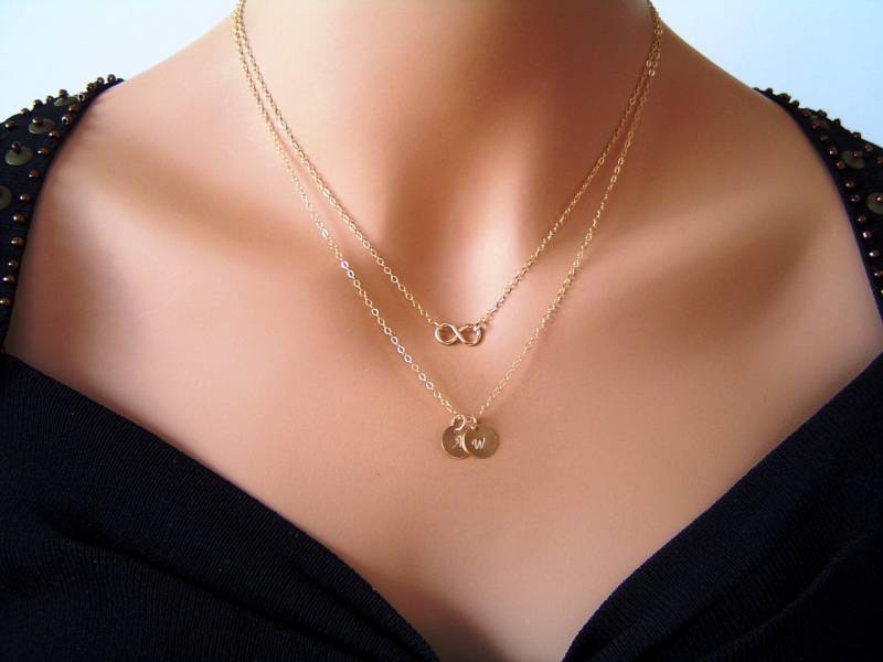 Gold Disc Halskette, Unendlichkeit Layering Halskette Set, Initial Monogramm Personalisierte Frau Freundin Brautjungfern Mutter Schmuck von PersonalandDesign