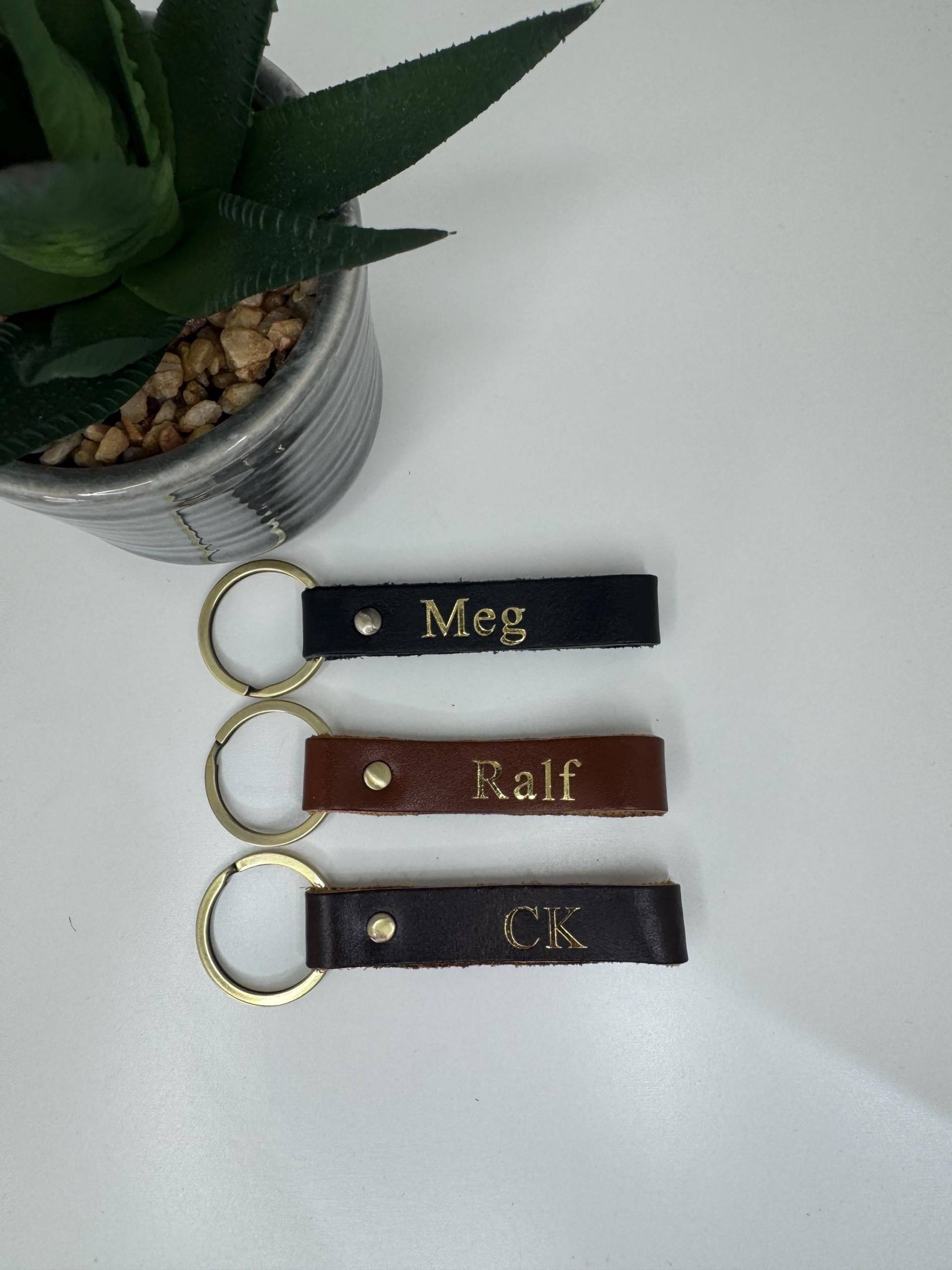 Lederband Schlüsselanhänger | Personalisiert Mit Einem Beliebigen Namen Oder Initialen Halter Lederband Schlüsselanhänger | Personalisiert Mit Einem Beliebigen Namen Oder Initialen Halter von PersonalisebyLisa