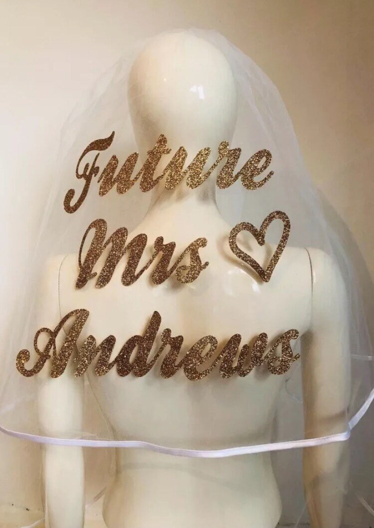 Atemberaubender Personalisierter Schleier, Hochzeit/Junggesellinnenabschied, Braut, Glitzerdruck Neues Design Atemberaubender Personalisierter Schleier, Hochzeit/Junggesellinnenabschied, Braut, Glitzerdruck Neues Design von PersonalisedVeil