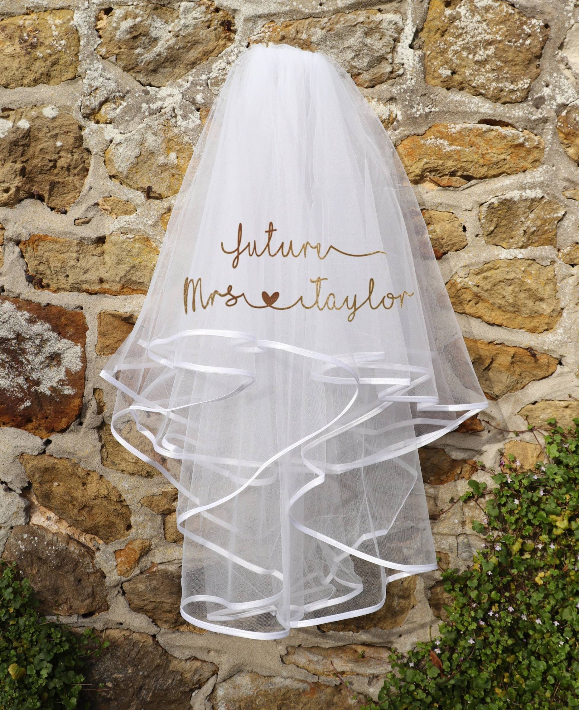 Best Seller Eleganter Personalisierter Schleier | Future Mrs Personalisierte Glitter Print Herz Junggesellinnenabschied Henne Do Brautparty Best Seller Eleganter Personalisierter Schleier | Future Mrs Personalisierte Glitter Print Herz Junggesellinnenabschied Henne Do Brautparty von PersonalisedVeil