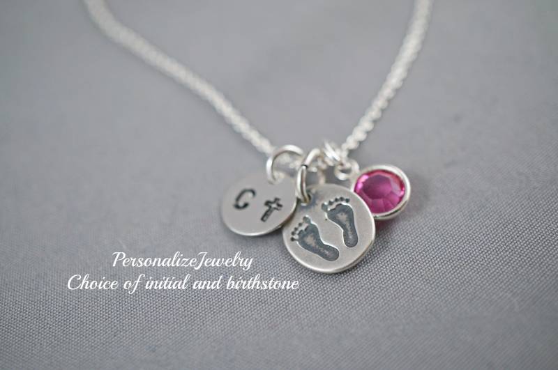 Baby Feet Charm Halskette Mit Swarovski Geburtsstein | Sterling Silber Kette Zwillinge Dusche & Muttertagsgeschenk Für Mama Initialen Anhänger von PersonalizeJewelry