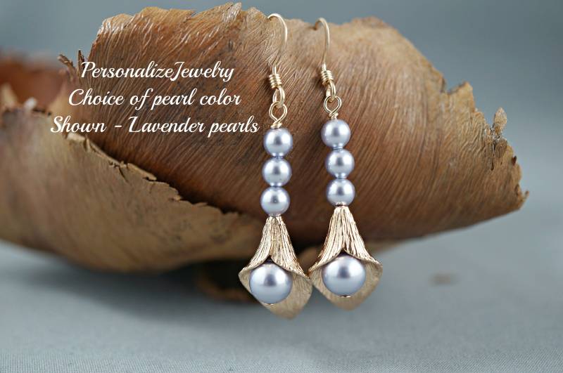 Gold Calla Lilie Ohrringe | Brautjungfer Geschenk Einzigartiger Handgemachter Schmuck Swarovski Perle Baumeln Blumen Benutzerdefinierte Perlenfarbe von PersonalizeJewelry