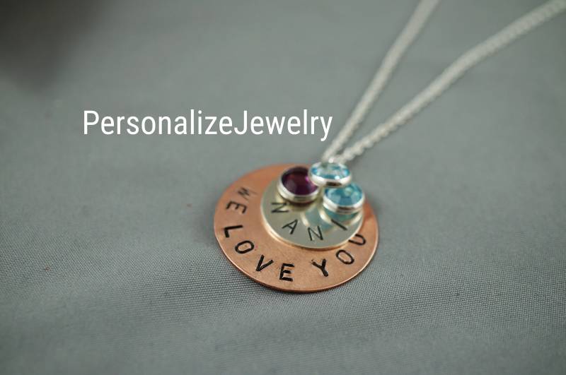 Handgestempelte Oma, Nonna, Mama, Nanny Halskette | Geburtsstein & Initialen Auf Sterling Silber Und Kupfer Scheiben Personalisierte Namenskette von PersonalizeJewelry