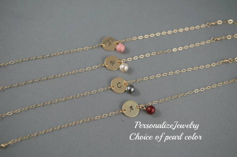 14K Gold Filled Initial Armband | Personalisiertes Monogramm, Perlenanhänger von PersonalizeJewelry