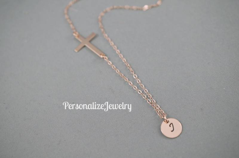 Seitliche Kreuz Halskette Mit Initial | 14K Rose Gold Filled Schmuck Zartes Handgemachtes Geschenk Für Sie Handgestempelt Religiös von PersonalizeJewelry