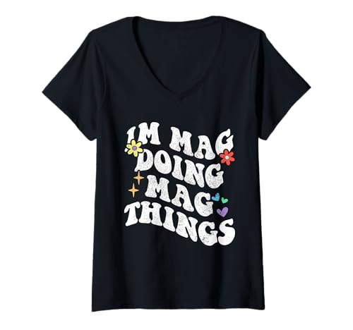 Damen Retro Groovy I'm Mag Doing Mag Things Funny Mother's Day T-Shirt mit V-Ausschnitt von Personalized Name Mothers Day outfit For Women