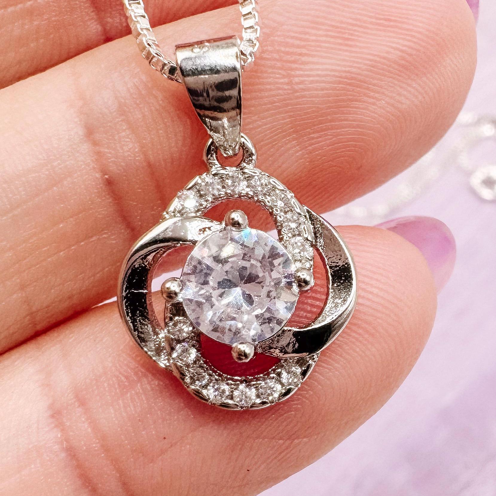 Liebesknoten Anhänger, Sterling Silber Knoten Cz Edelstein Halskette, Funkelnder Bogen Geschenk Für Sie, Frau Liebesknoten Anhänger, Sterling Silber Knoten Cz Edelstein Halskette, Funkelnder Bogen Geschenk Für Sie, Frau von PersonalizedByLD