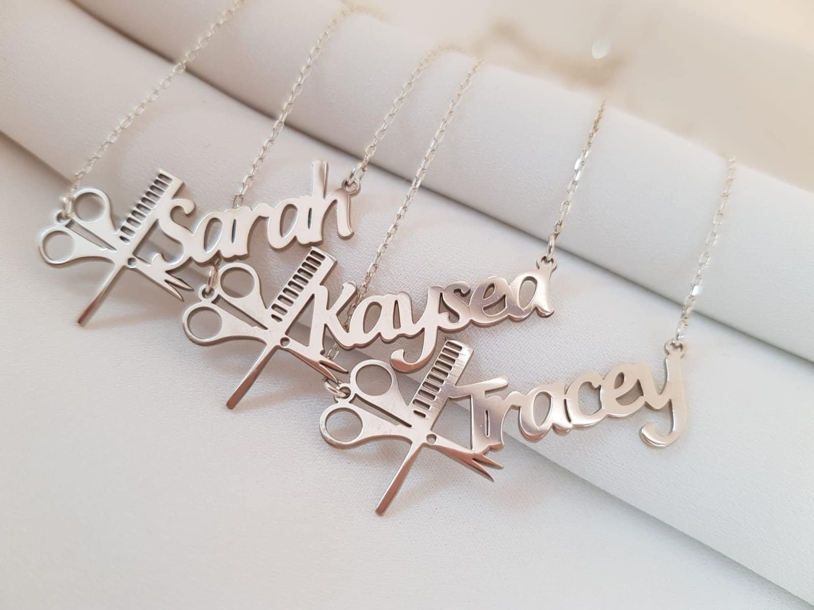 Benutzerdefinierte Friseur Namen Halskette, Sterlingsilber, Personalisierte Schere Mit Halskette Schmuck Geschenk Benutzerdefinierte Friseur Namen Halskette, Sterlingsilber, Personalisierte Schere Mit Halskette Schmuck Geschenk von PersonalizedCharmss