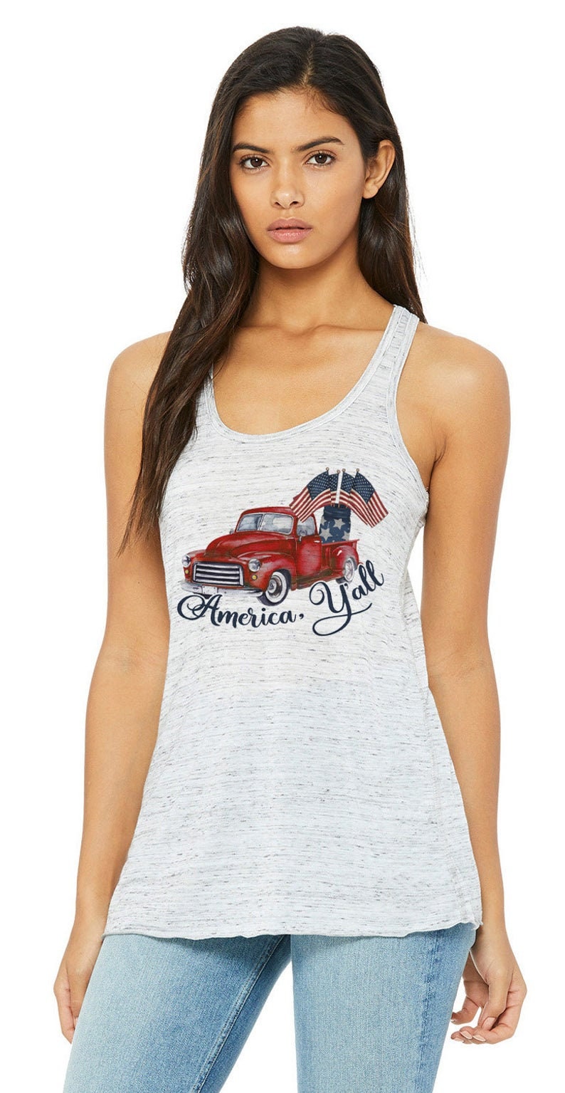 America Y'all Red Truck Tank Top Für Den 4. Juli Und Unabhängigkeitstag Oder Gedenktag Shirt America Y'all Red Truck Tank Top Für Den 4. Juli Und Unabhängigkeitstag Oder Gedenktag Shirt von PersonalizedTouch11
