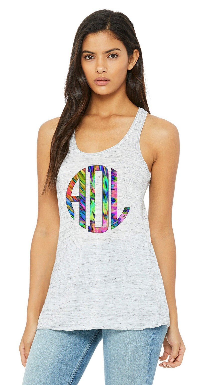 Krawattenfarbe Benutzerdefiniertes Monogramm Tanktop Krawattenfarbe Benutzerdefiniertes Monogramm Tanktop von PersonalizedTouch11