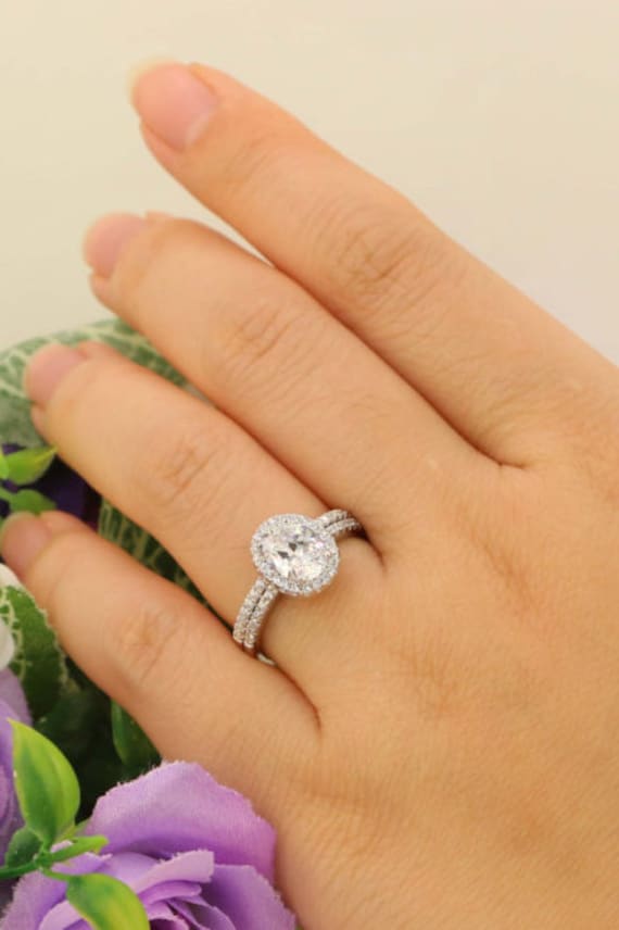 1.5Ctw Oval Halo Verlobungsring Set, Ehering Ring Im Ovalschliff, Stimulierter Diamant Oval-Schliff, Sterlingsilber von PescaraJewelry