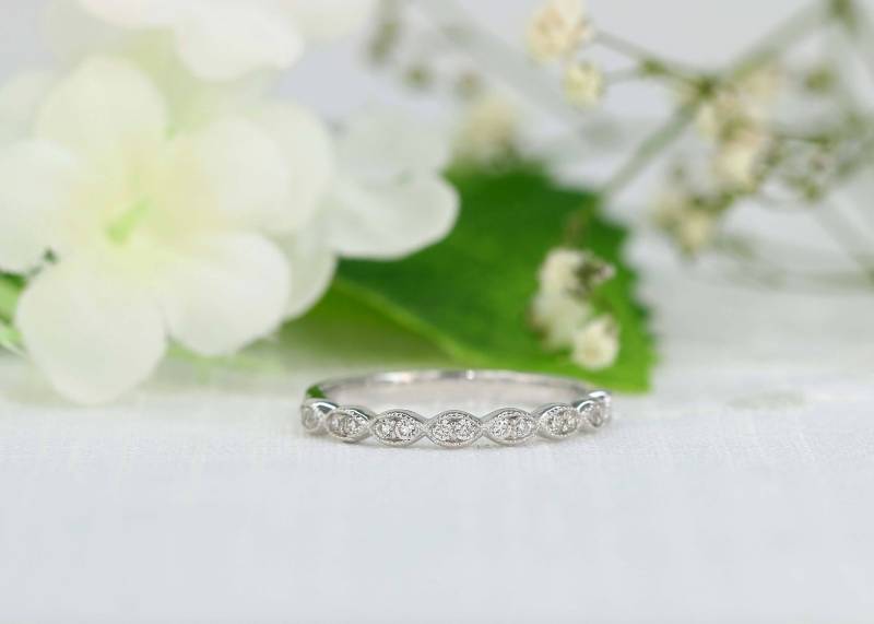 Art Deco Ehering, Halb Eternity Ring, Stapelring, Milgrain Schmaler Vintage Sterling Silber von PescaraJewelry