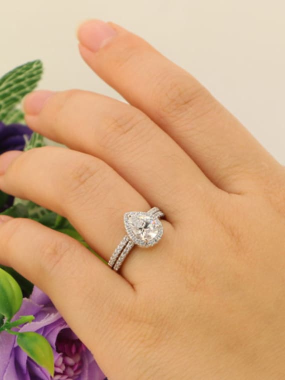 Halo Ehering Set - Pear Cut Ring Birnen Verlobungsring 1 Karat Sterling Silber von PescaraJewelry
