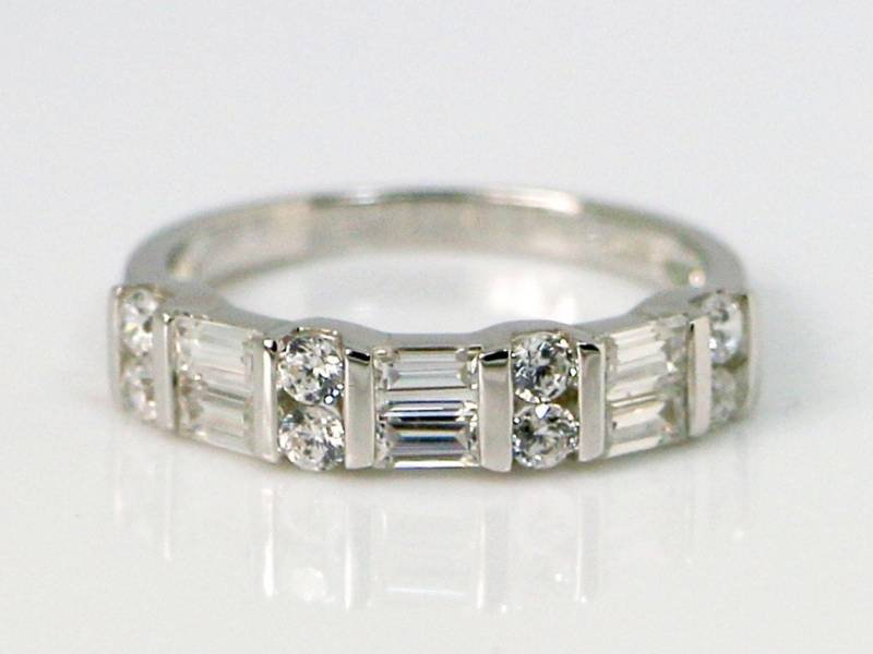 Sterling Silber Cz Bandring, Jubiläumsringe, Hochzeitsband, Stapelring, Versprechensring, Diamant Halbe Eternity Ring von PescaraJewelry