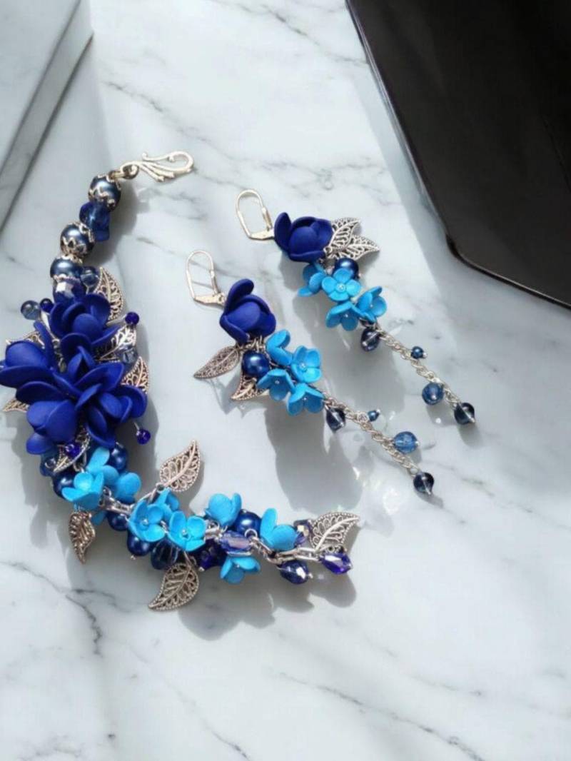 Blue Fresia Elegance - Kommt in Die Blüten Und Ist Angenehm Zu Tragen von PetalInspiration