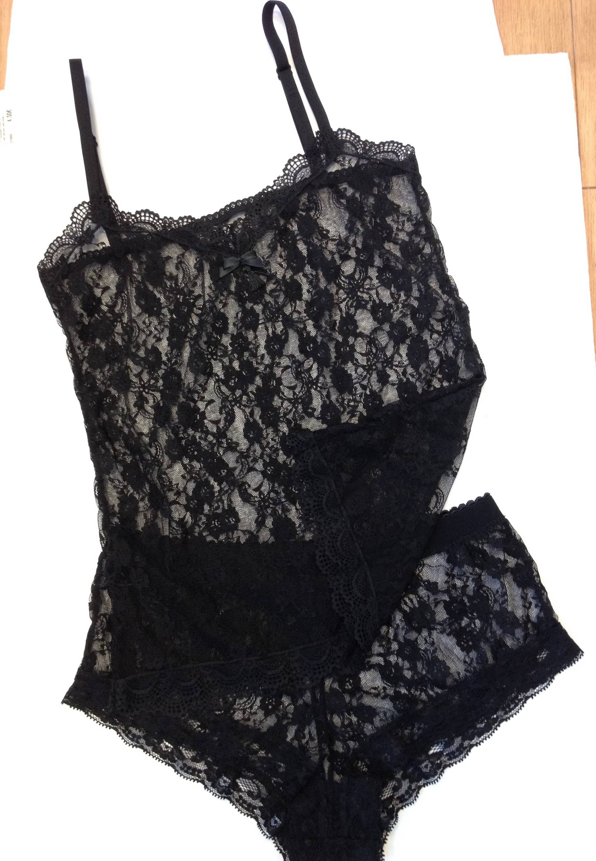 Schwarzes Spitzen-Tanktop Und Shorty - Schwarzes T-Shirt Schwarzer Set Aus Schwarzem Spitzen-Shorty Tanktop Schwarzes Spitzen-Tanktop Und Shorty - Schwarzes T-Shirt Schwarzer Set Aus Schwarzem Spitzen-Shorty Tanktop von PetaleDeFleur