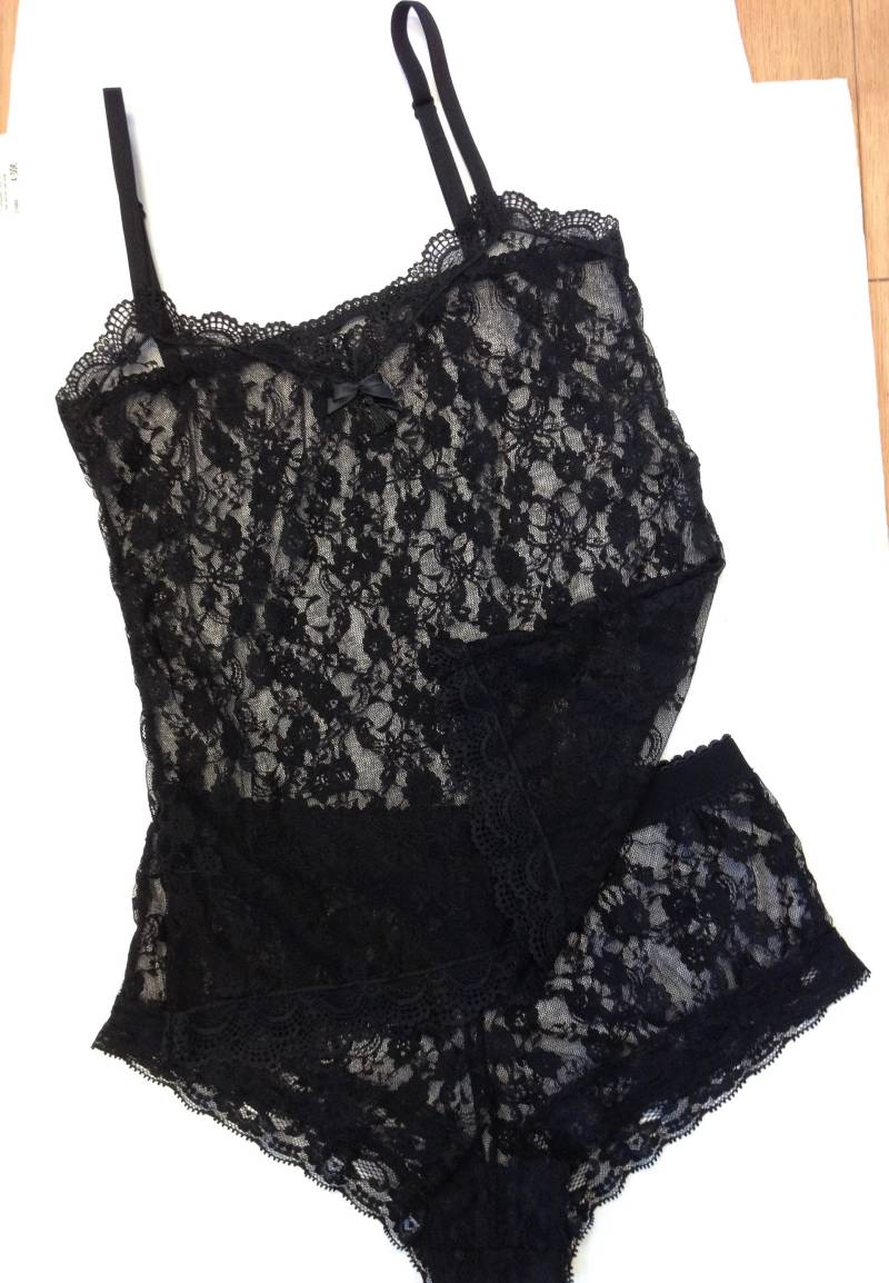 Schwarzes Spitzen-Tanktop Und Shorty - Schwarzes T-Shirt Schwarzer Set Aus Schwarzem Spitzen-Shorty Tanktop Schwarzes Spitzen-Tanktop Und Shorty - Schwarzes T-Shirt Schwarzer Set Aus Schwarzem Spitzen-Shorty Tanktop von PetaleDeFleur