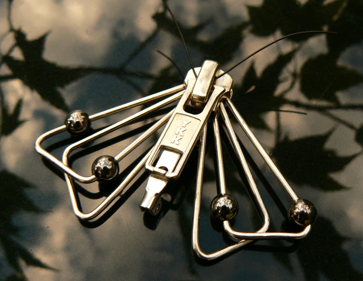 Hochmoderne Motte Reißverschluss Brosche von PeteAndVeronicas