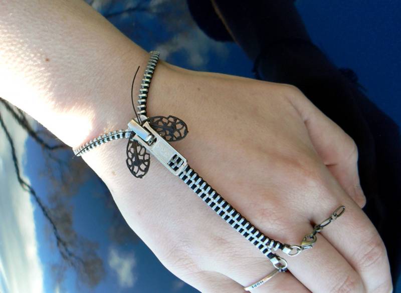 Silber Steampunk Motte Zip-On Handflower Armband von PeteAndVeronicas