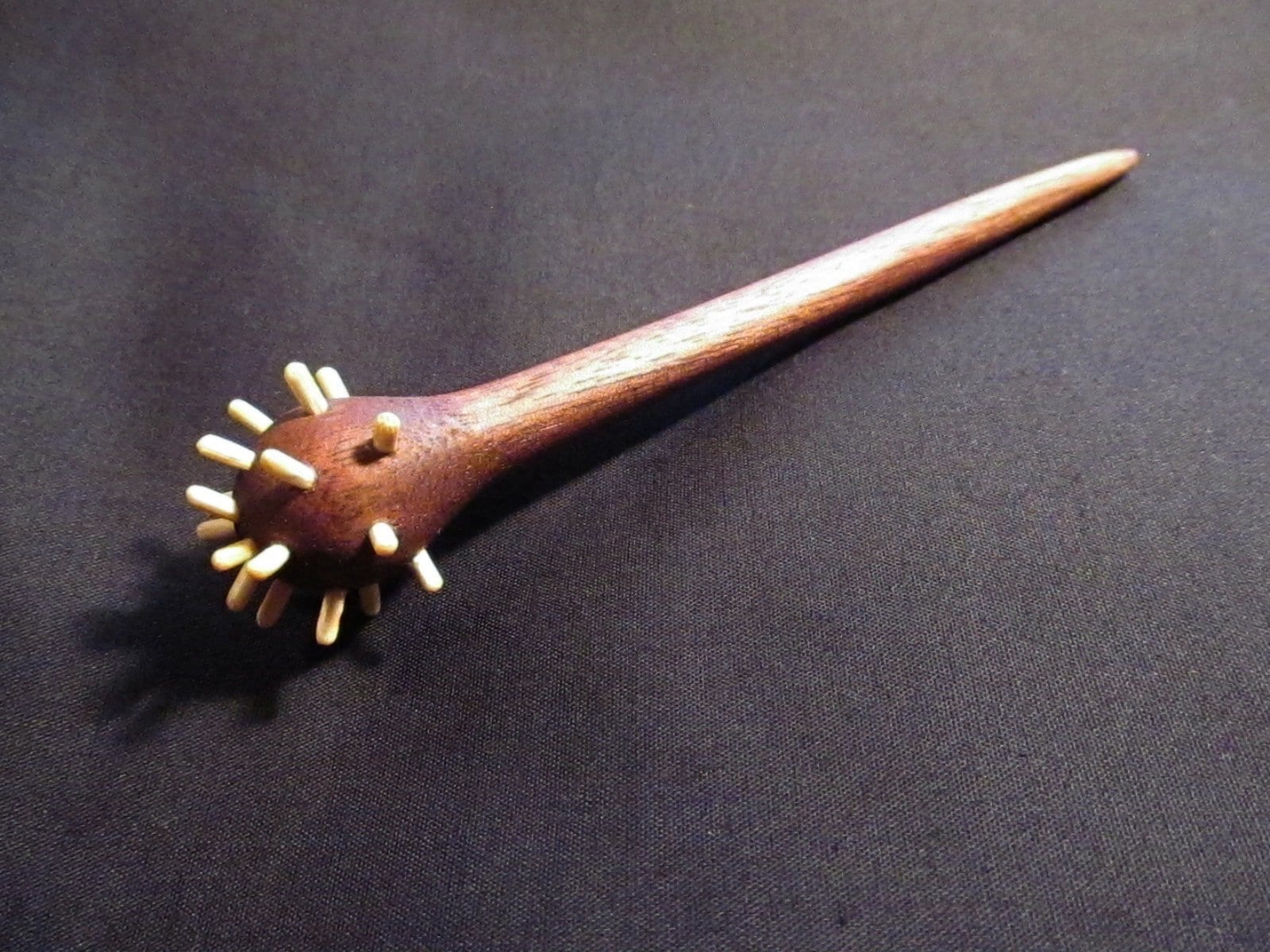 Spike Ball-Haar-stock - Von Hand Geschnitzt Schwarze Walnuss-stick Mit Bambus-Spikes Spike Ball-Haar-stock - Von Hand Geschnitzt Schwarze Walnuss-stick Mit Bambus-Spikes von PeteRockenhauser