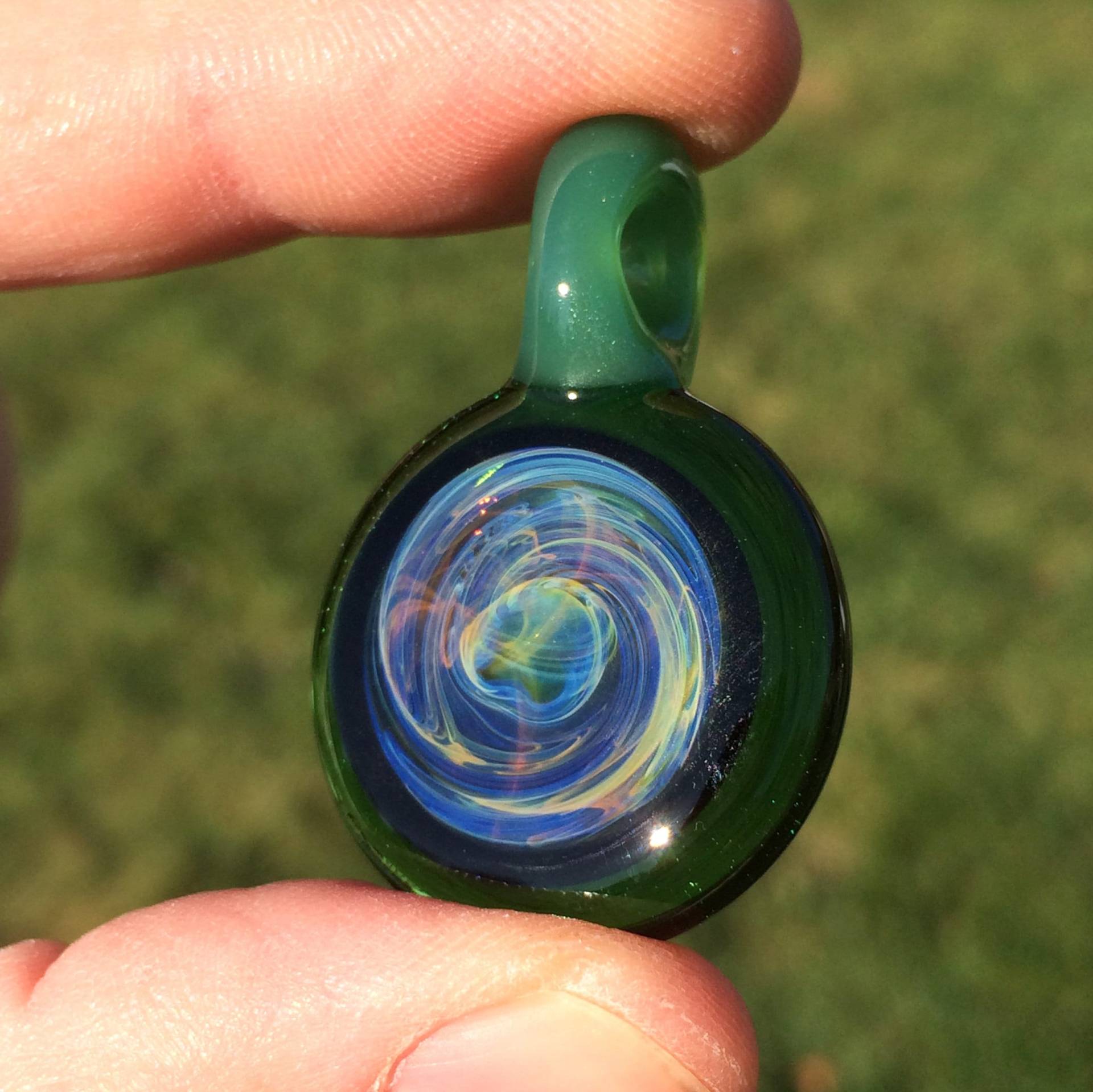 Kleine Nebulöse Anhänger Handgemachte Lampwork Glas Halskette Space Schmuck Mit Grüner Öse von PeterBartonGlass