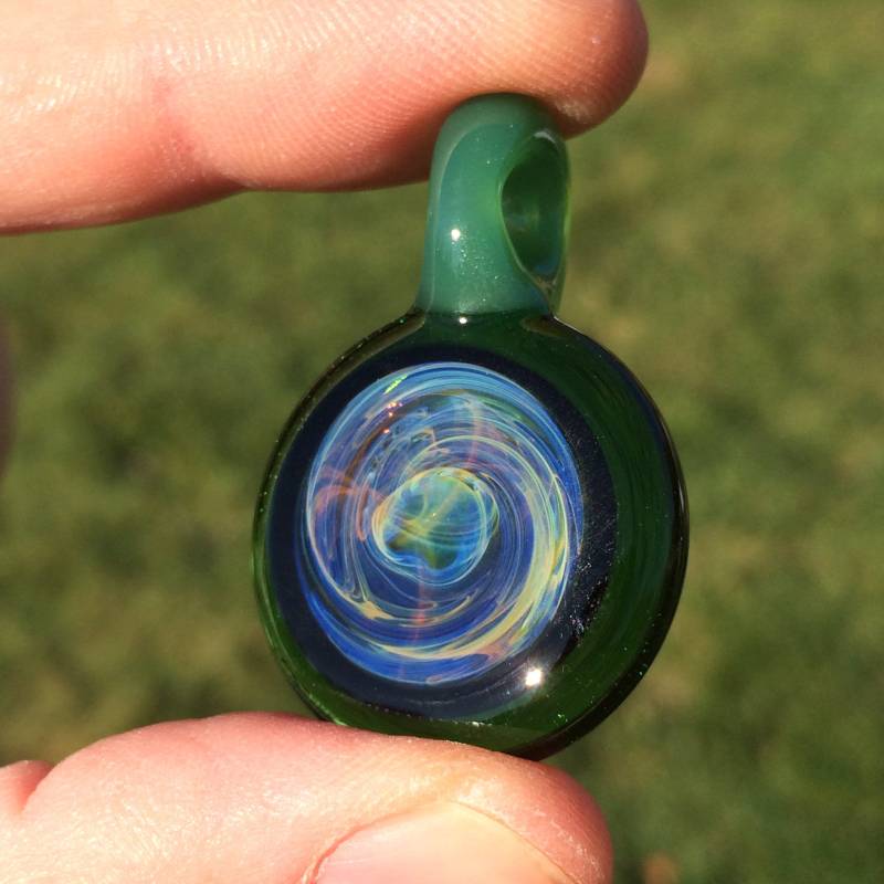 Kleine Nebulöse Anhänger Handgemachte Lampwork Glas Halskette Space Schmuck Mit Grüner Öse von PeterBartonGlass