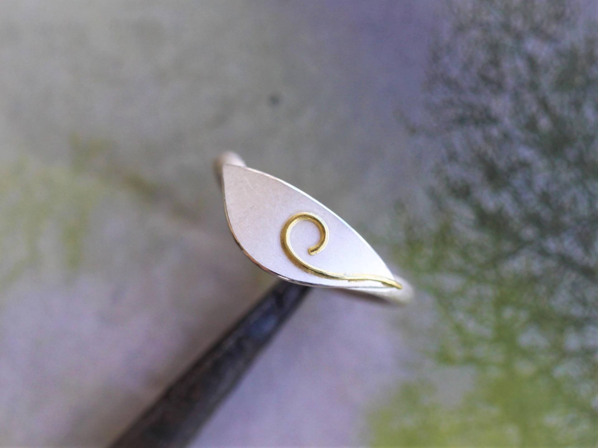 Ring, Silber 925, Gold 750, Goldschmiedearbeit in Einzelfertigung, Handgeschmiedet, Mattgebürstet Mit Glanzkanten von PeterBieserSchmuck