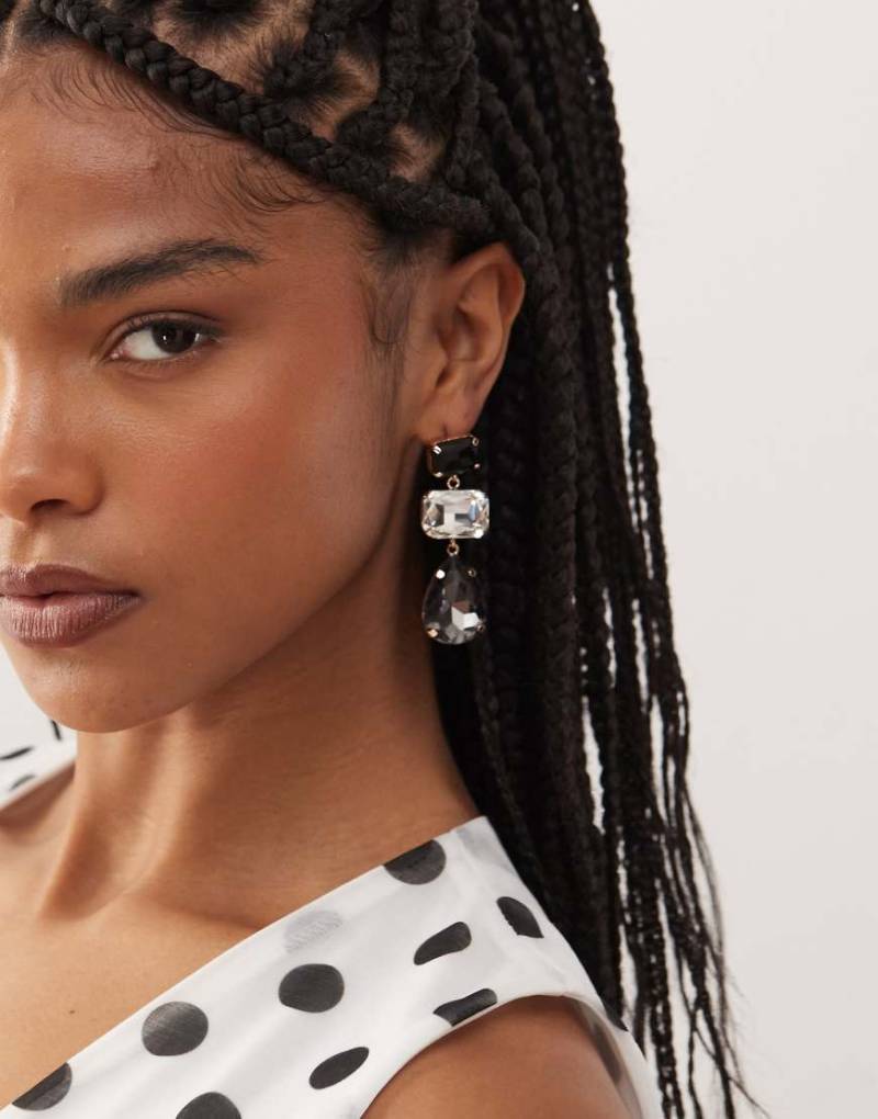 Petit Moments - Alexi - Ohrstecker in Schwarz mit tränenförmigen Glasanhängern von Petit Moments