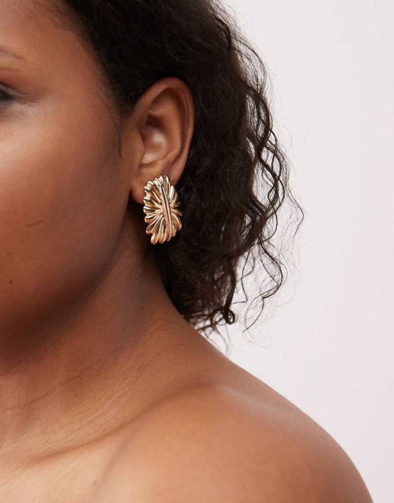 Petit Moments - Carro - Große goldfarbene Ohrstecker mit geriffelter Oberfläche von Petit Moments