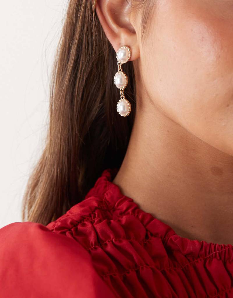 Petit Moments - Clara - Goldfarbene Hängeohrringe mit Perlen-Design-Weiß von Petit Moments