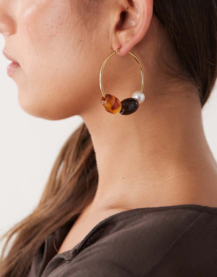 Petit Moments - Goldfarbene Creolen mit braunen Perlen Petit Moments - Goldfarbene Creolen mit braunen Perlen von Petit Moments