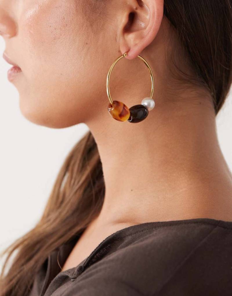 Petit Moments - Goldfarbene Creolen mit braunen Perlen von Petit Moments