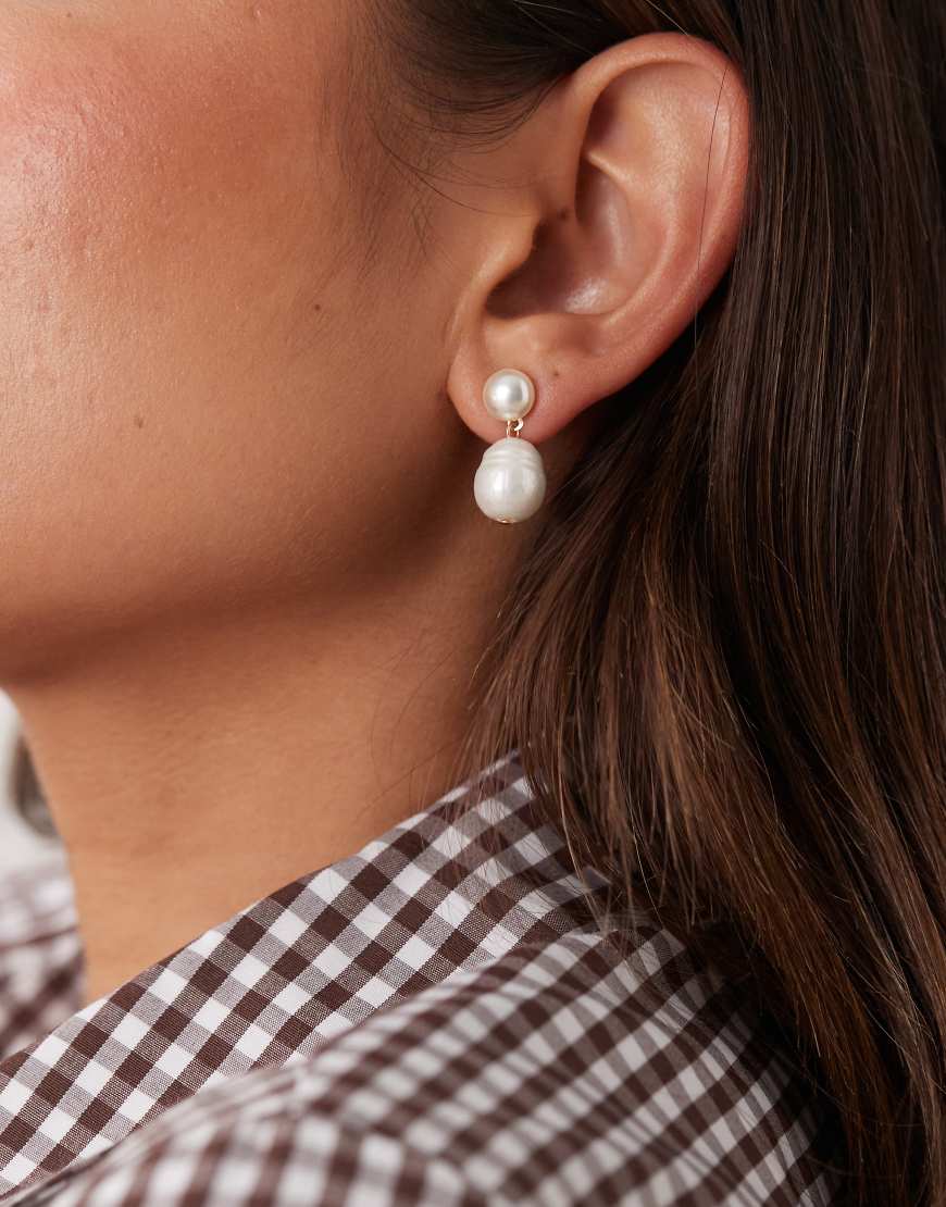 Petit Moments - Madeline - Doppelte Perlenohrringe in Goldoptik-Weiß von Petit Moments