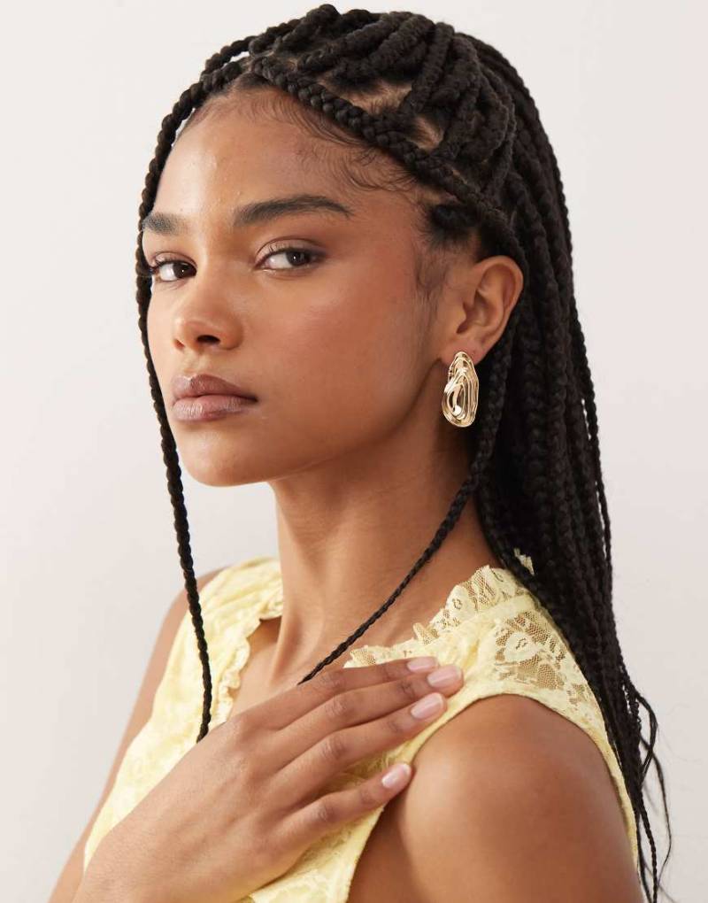 Petit Moments - Ohrstecker in geschmolzener Goldoptik-Goldfarben von Petit Moments