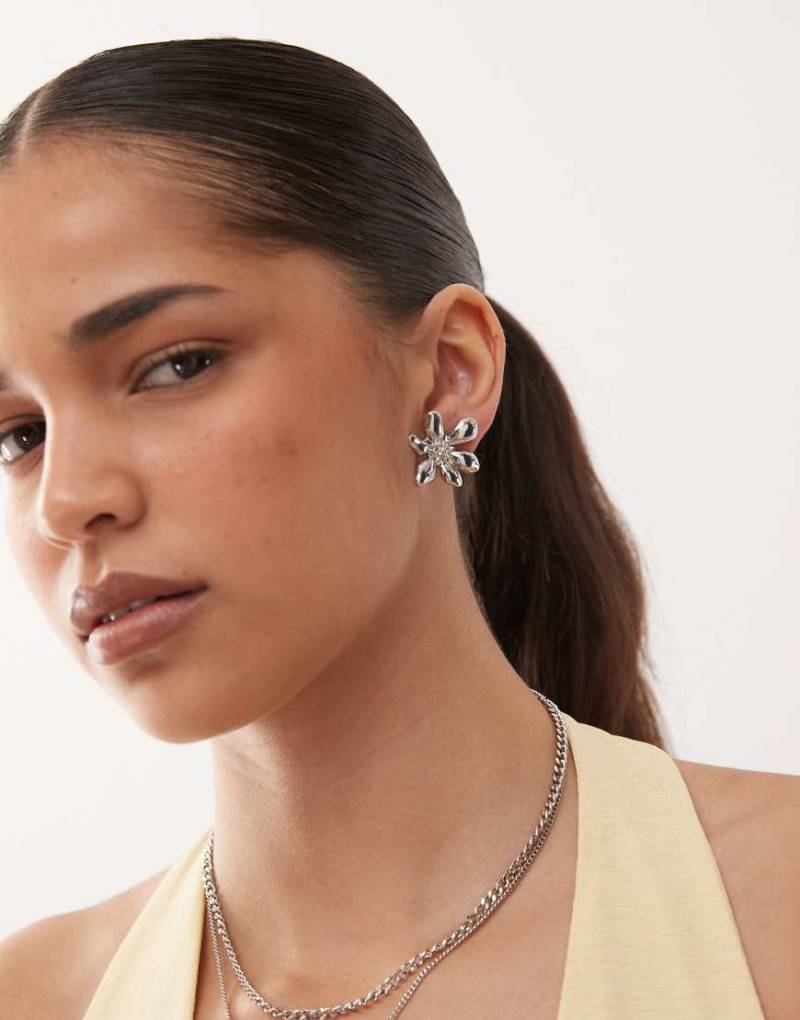 Petit Moments - Silberfarbene Ohrstecker mit Blumendesign von Petit Moments