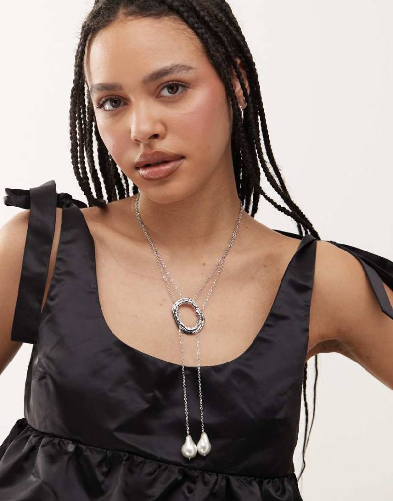 Petit Moments - Sunset - Auffällige Lasso-Halskette in Silberoptik mit Perlenanhängern-Goldfarben von Petit Moments