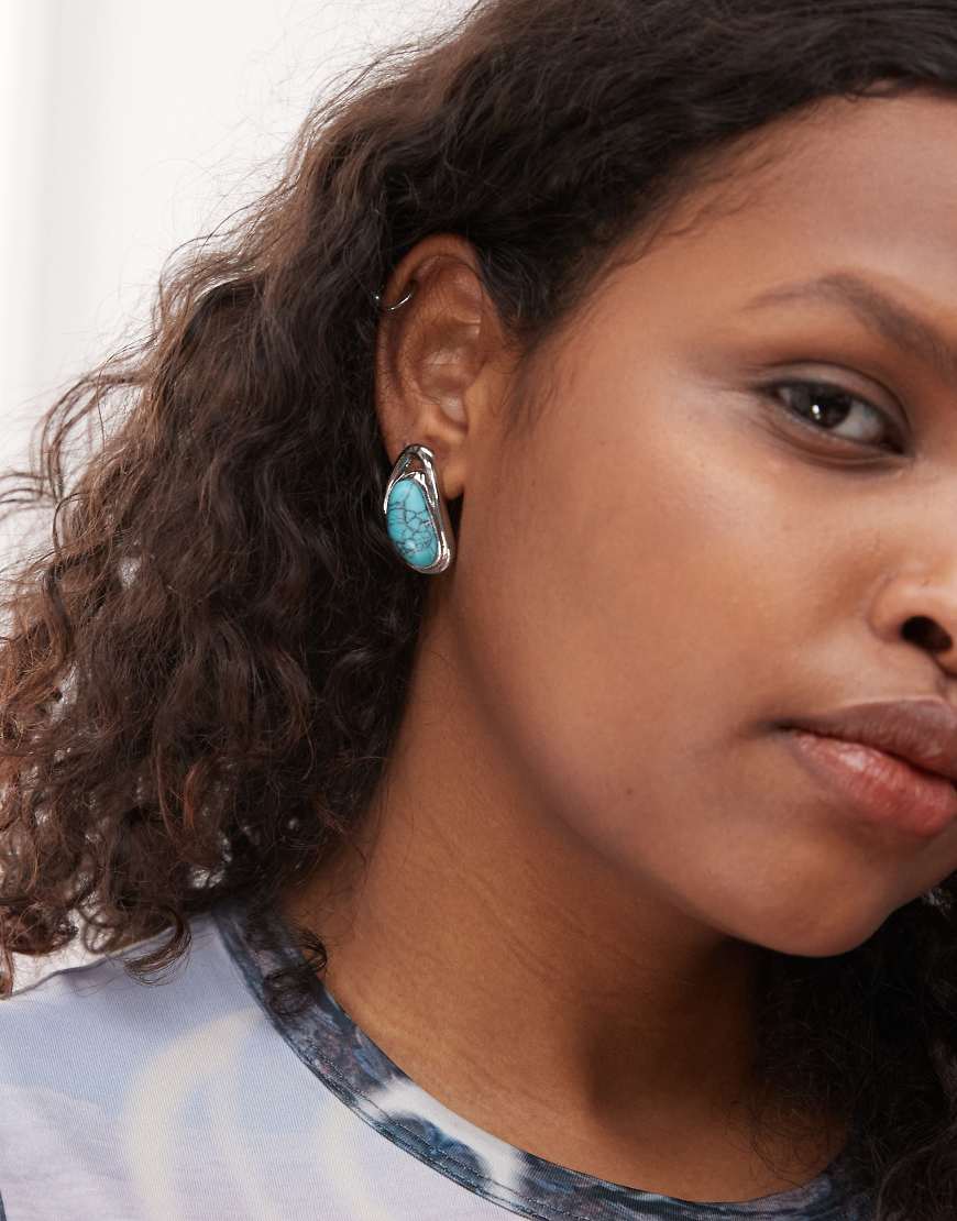 Petit Moments - Valley - Gebogene silberfarbene Ohrringe mit eingefasstem Türkisstein von Petit Moments