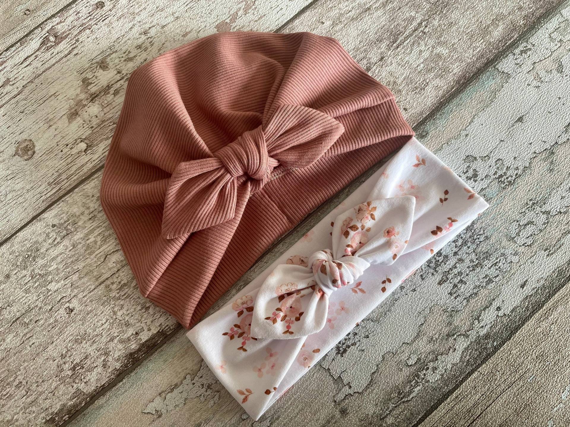 Mauve Turban Hut Mit Schleife, Newborn Baby Geschenk, Und Blumen Stirnband Set von PetitBabu