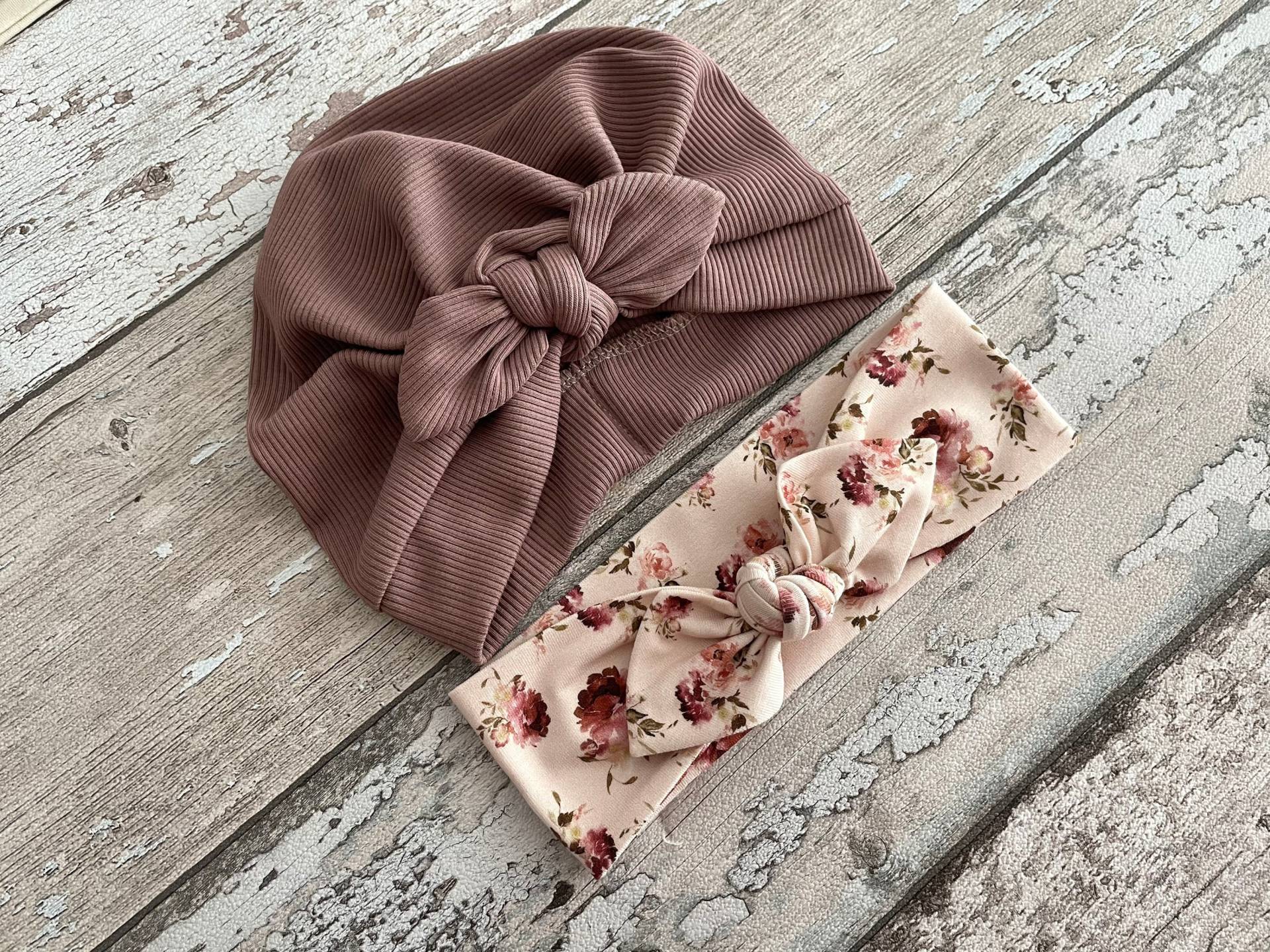 Mauve Turban Mütze Mit Schleife, Newborn Baby Mütze, Und Geblümtes Stirnband Set von PetitBabu