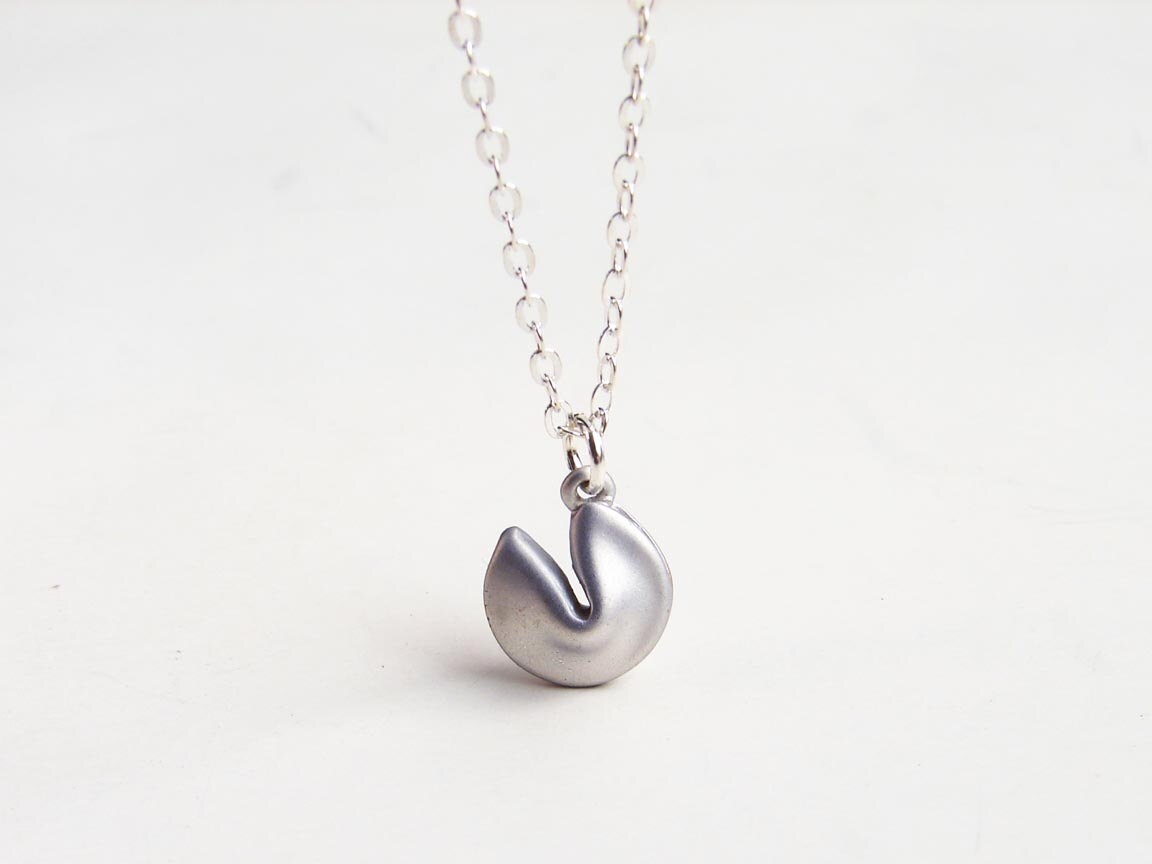 Kleine Matt Silberfarbene Glückskeks-Halskette von PetitBlue