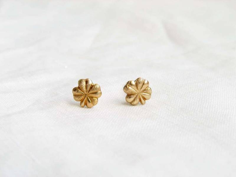 Klitzekleine Gold Ohrringe. Patricks Day. Kleiner Quatrefoil Glücksklee. Schlichter Moderner Schmuck Von Petitblue von PetitBlue