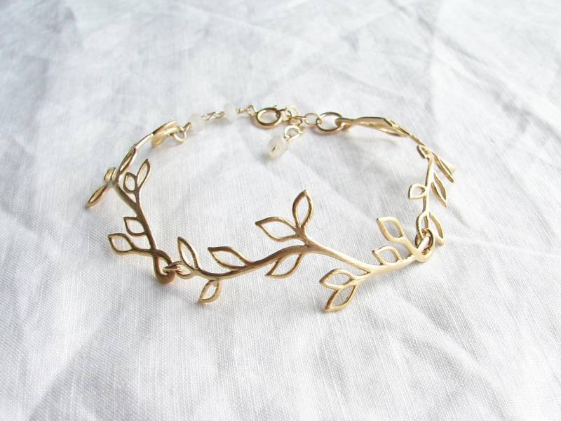 Matt Gold Lorbeerblatt Armband. Zierlicher Mattgoldener Zweig Mit Mondstein. Juni Geburtstag. Brautjungfer Geschenk. Schlichter Moderner Schmuck Von von PetitBlue