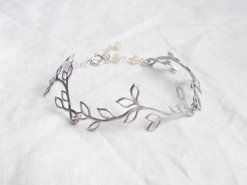 Matt Silber Lorbeerblatt Armband. Zierlicher Mattgoldener Zweig Mit Mondstein. Juni Geburtstag. Brautjungfer Geschenk. Schlichter Moderner Schmuck Matt Silber Lorbeerblatt Armband. Zierlicher Mattgoldener Zweig Mit Mondstein. Juni Geburtstag. Brautjungfer Geschenk. Schlichter Moderner Schmuck von PetitBlue