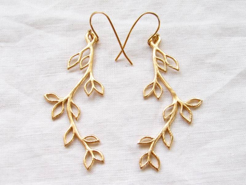 Matte Gold Laurel Zweig Ohrringe. Zierliche Blattgold Brautjungfer Geschenk. Schlichter Moderner Schmuck Von Petitblue von PetitBlue