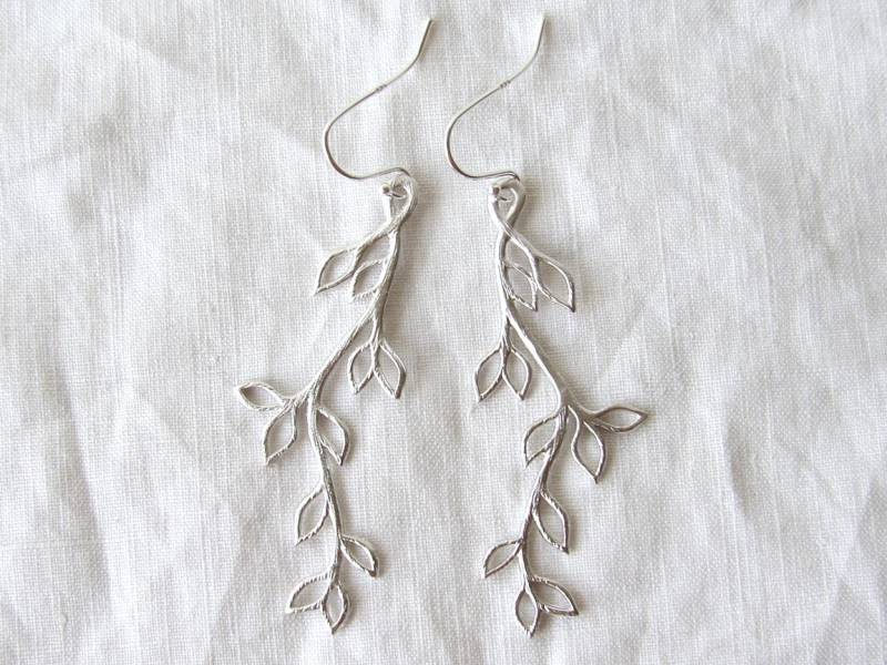 Matte Silber Lorbeerzweig Ohrringe. Zierliche Zweig Brautjungfer Geschenk. Schlichter Moderner Schmuck Von Petitblue Matte Silber Lorbeerzweig Ohrringe. Zierliche Zweig Brautjungfer Geschenk. Schlichter Moderner Schmuck Von Petitblue von PetitBlue