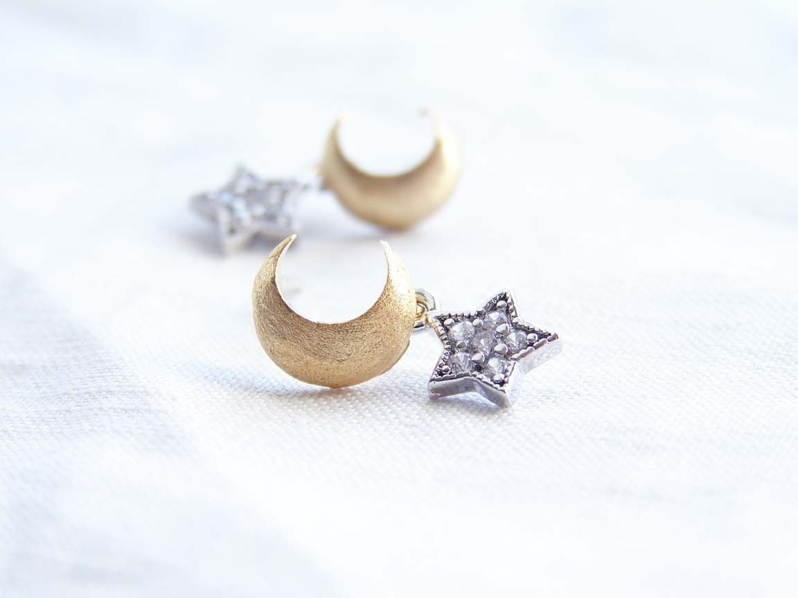 Mond Und Stern Ohrringe ~ Halbmond Gebürsteter Goldhalbmond Kleine Silberne Stern-Ohrstecker Schlichter Moderner Schmuck von PetitBlue