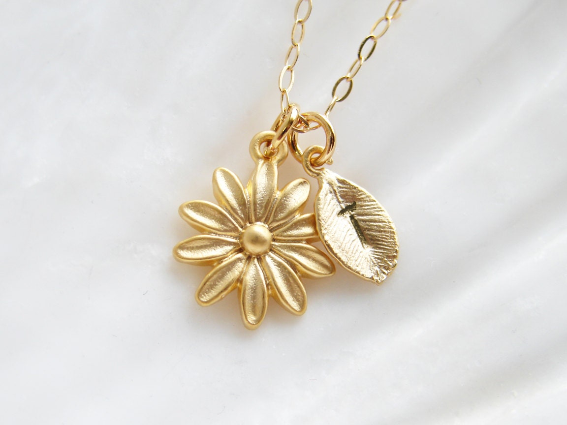 Personalisierte Kleine Gänseblümchen Halskette. Matt Gold Initial Handgestempelte Initiale Blatt. Brautjungfer Geschenk. Schlichtes Modernes von PetitBlue